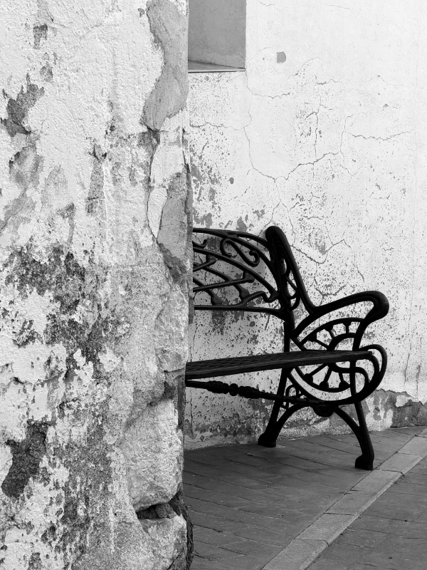 Bench in the narrow streets of Benigembla, in black and white