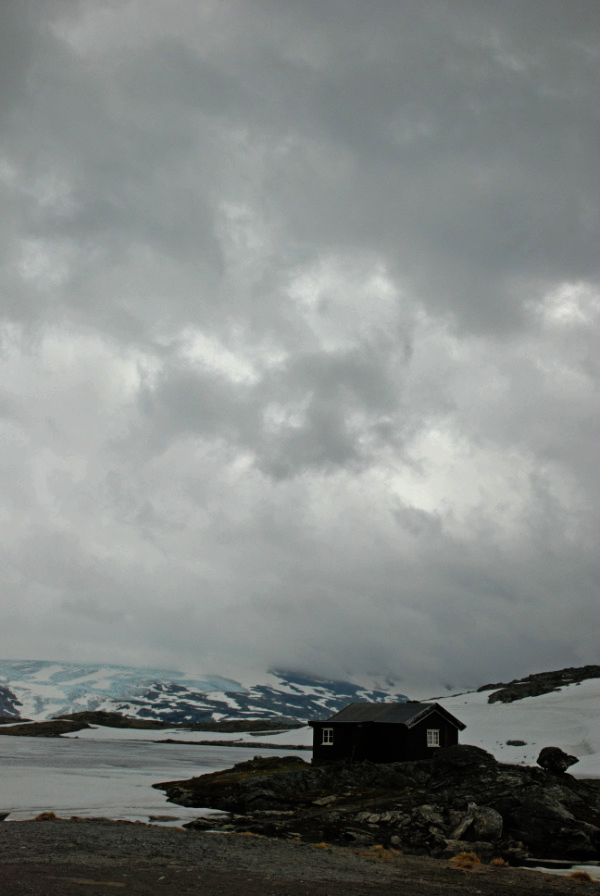 Jotunheimen pass small house under dark sky