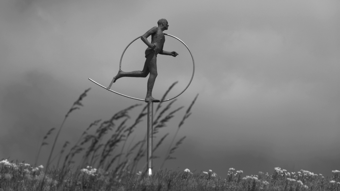 Marathon runner by Guus Keber in Zoutelande, in black and white