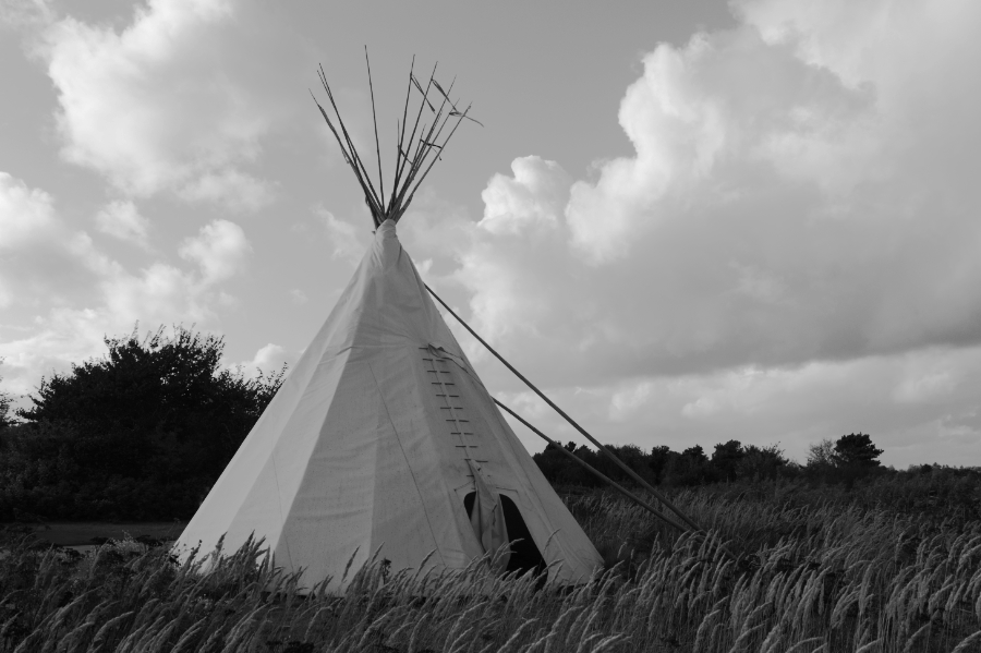 Traditional Tipi, Hou Denmark in black and white